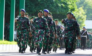 Read more about the article Korem 081 DSJ Gelar Latihan Defile Rutin Usai Upacara