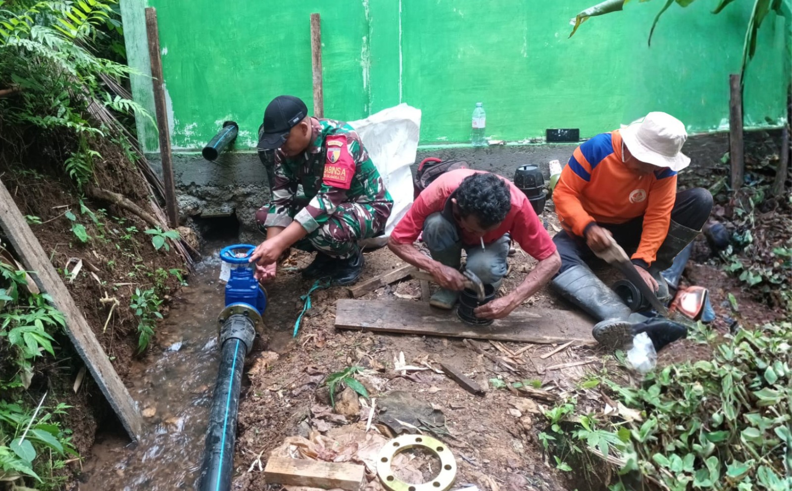 Read more about the article Babinsa Trenggalek Dampingi Pembangunan Irigasi Pompanisasi untuk Petani