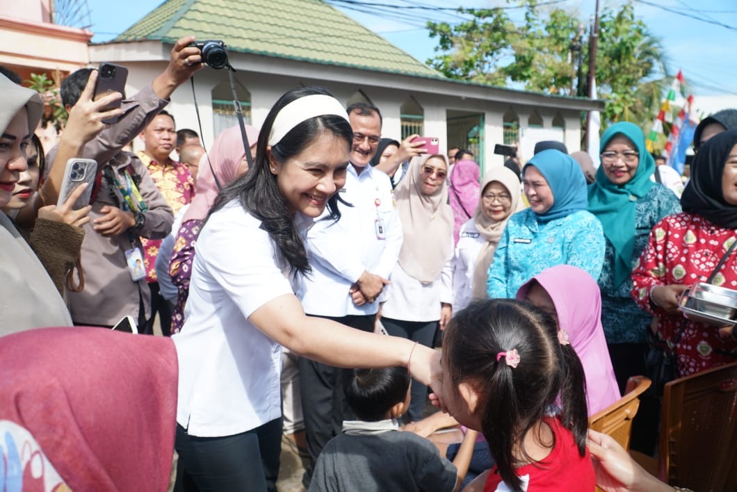 Read more about the article Wamen BKKBN dan Sekda Sumsel Tinjau Distribusi MBG di Palembang