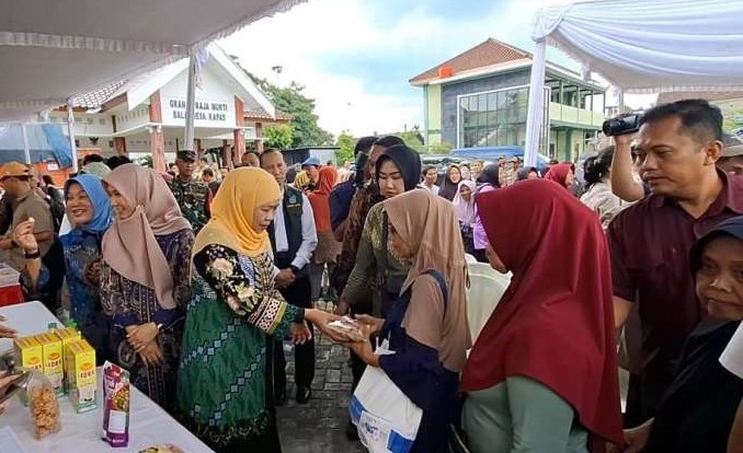 Read more about the article Pasar Murah Pemprov Jatim di Bojonegoro, Khofifah Pastikan Stok Kebutuhan Pokok Aman