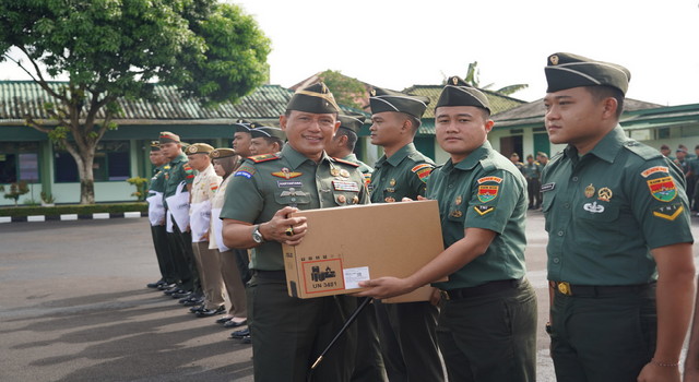 Read more about the article Danrem 043/Gatam Serahkan Laptop dan Kaos Aerobik
