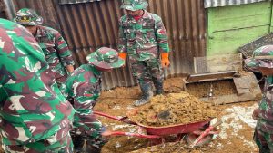 Read more about the article Satgas Gulbencal Yonif 122/TS Bersihkan Rumah Warga Terdampak Longsor