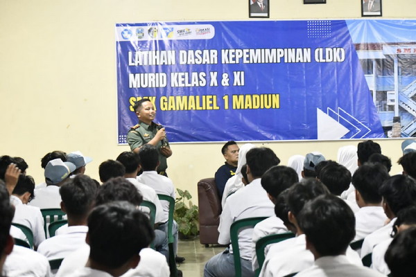 You are currently viewing Tanamkan Cinta Tanah Air, Dandim Madiun Sapa Pelajar SMK Gamaliel 1