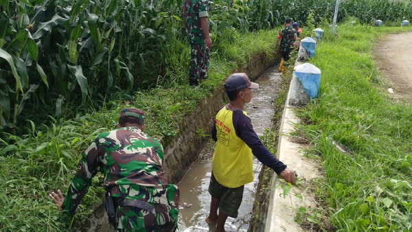 You are currently viewing Anggota Kodim Ponorogo Kerja Bakti Bersihkan Saluran Air bersama warga