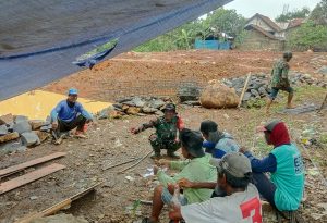 Read more about the article Demi Ekonomi Warga, Babinsa Winong Turun Langsung Kawal Pembangunan KDKMP