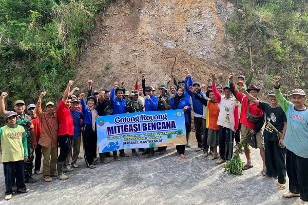 Read more about the article Bahu-Membahu Jaga Desa, TNI dan Warga Masaran Kompak Cegah Longsor