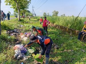 Read more about the article Bersama Warga Babinsa Bersihkan Jalan Desa Jatirejo, Wujud Kepedulian Jaga Lingkungan Bersama