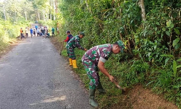 Read more about the article TNI dan Warga Kompak Bersih-bersih Jalan dan Parit di Desa Surenlor Trenggalek