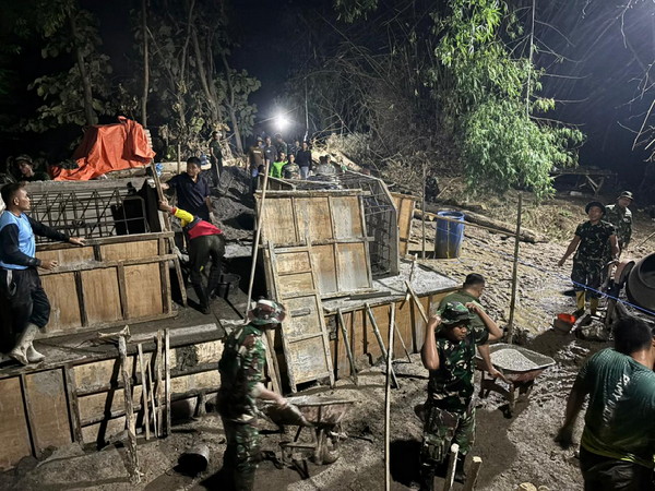 Read more about the article Kerja Lembur Wujud Nyata TNI dan Masyarakat Antusias Dalam Menyukseskan Pembangunan Jembatan Perintis Garuda di Ponorogo