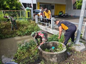 Read more about the article Gotong Royong Jaga Lingkungan, Koramil Pilangkenceng Bersama Warga Bersihkan Parit Pasar Tlagan