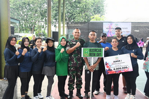 Read more about the article Tim Tenis Persit Koorcab Rem 081 Juara I, Danrem Untoro Siap Kucurkan Bonus