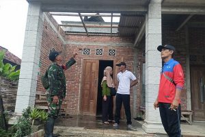 Read more about the article Puting Beliung Melanda Trenggalek, Babinsa dan BPBD Turun Tangan