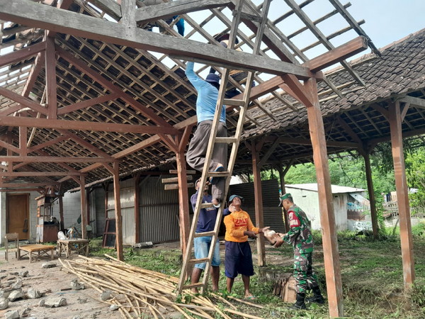 You are currently viewing Gotong Royong Bangun Asa: Babinsa Bulu Bantu Dirikan Rumah Warga