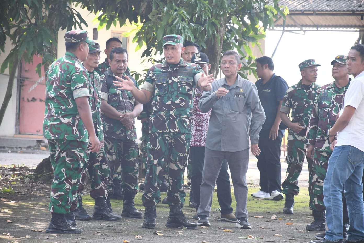 Read more about the article Danrem 081/DSJ Tinjau Lahan Padi di Tempuran, Apresiasi Produktivitas Petani Ngawi