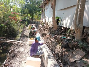 Read more about the article Babinsa Tanjungrejo Bersama Warga Perkuat Talut Sungai untuk Cegah Banjir