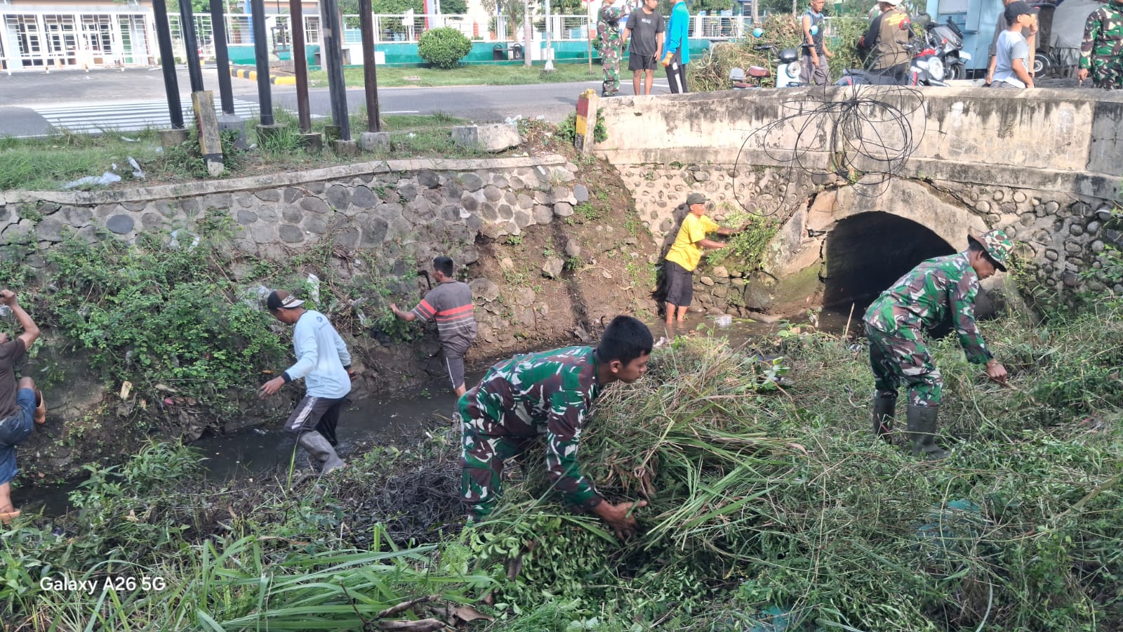 Read more about the article Gotong Royong Koramil 0802/04 Siman Jaga Kebersihan Lingkungan Desa Beton