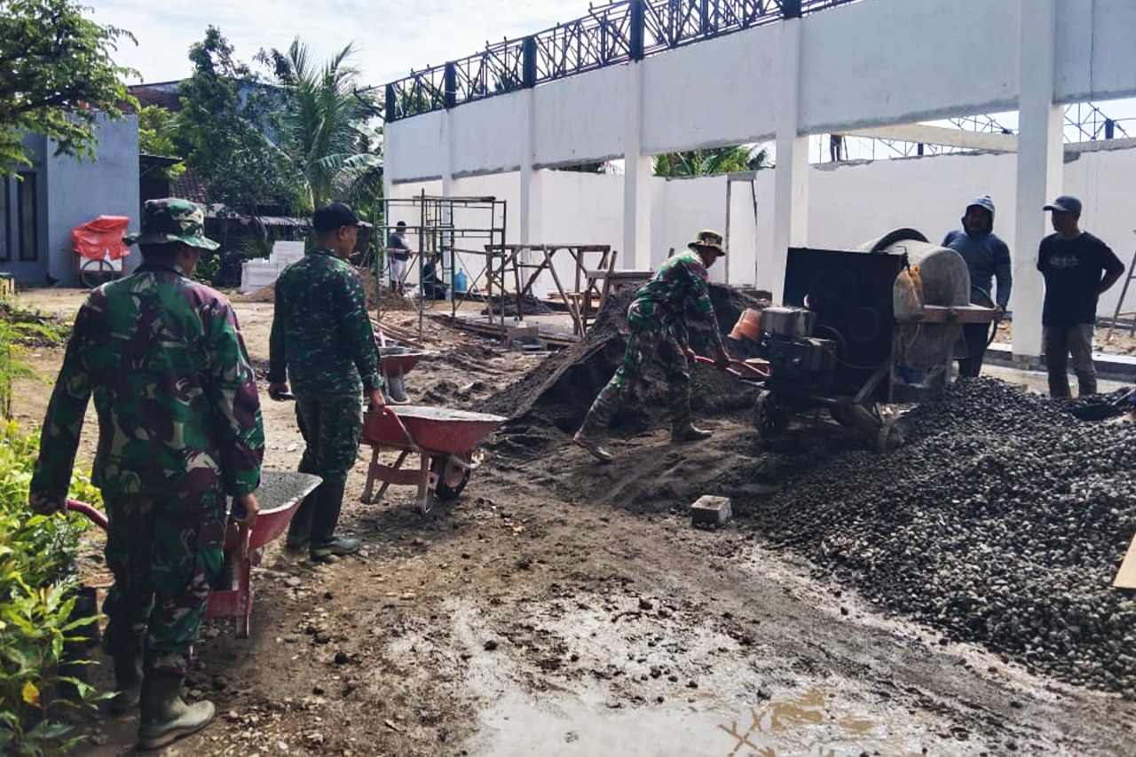 You are currently viewing Koramil Panggul Kerahkan Prajurit Bantu Percepatan Pembangunan Koperasi Desa Merah Putih
