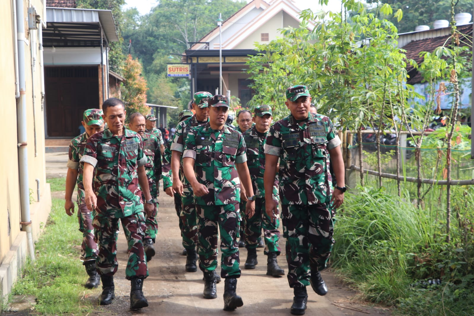 You are currently viewing Pastikan Tepat Sasaran, TNI Tinjau Rencana Jembatan Armco dan Beton di Tulungagung
