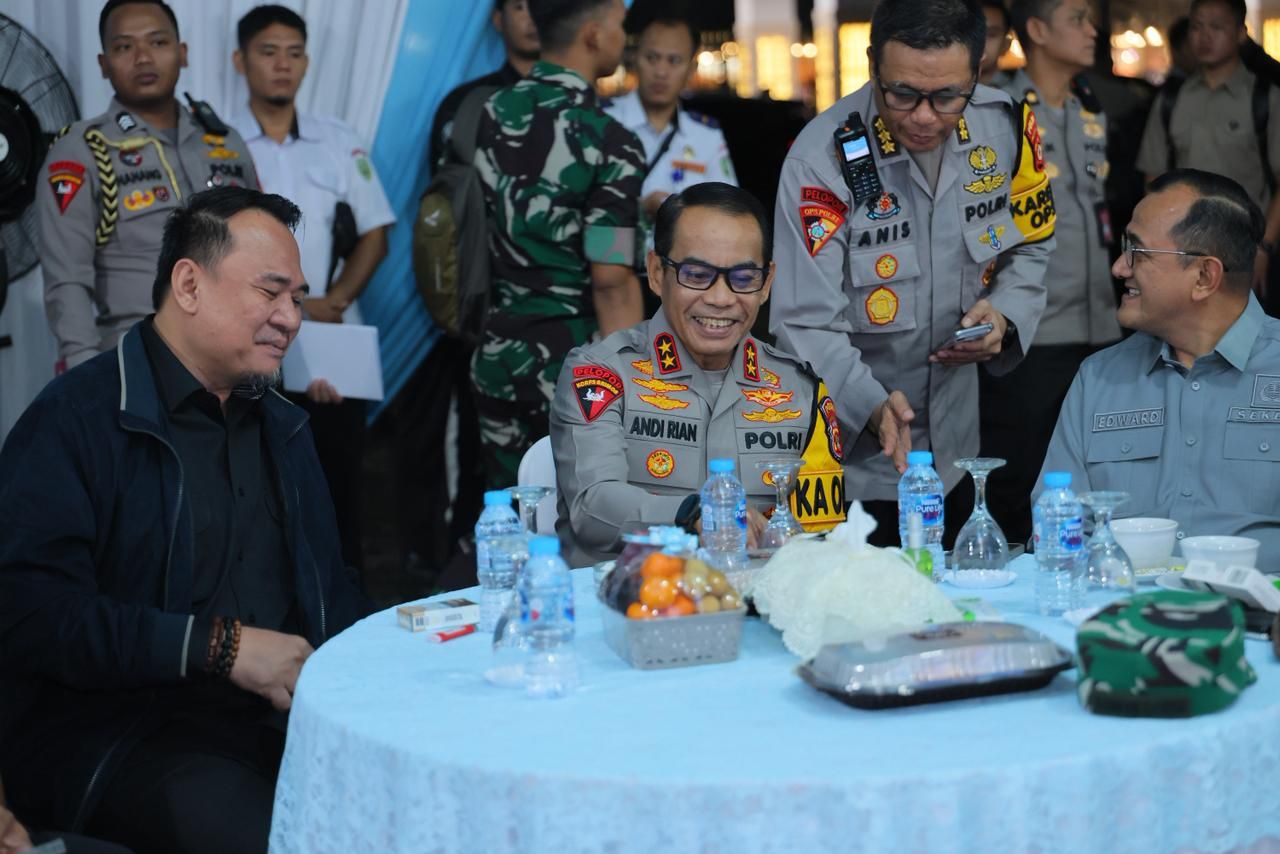 Read more about the article Dansat Brimob Dampingi Kapolda Sumsel Pantau Kamtibmas Malam Tahun Baru 2025 Secara Daring