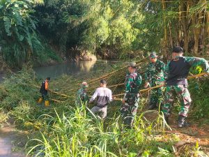 Read more about the article Siapkan Lokasi Pembangunan Jembatan Gantung, Anggota Kodim Ponorogo Kerja Bakti Pembersihan Rumpun Bambu