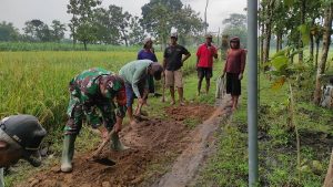 Read more about the article Babinsa Sawahan Gotong Royong Ratakan Jalan bersama Warga