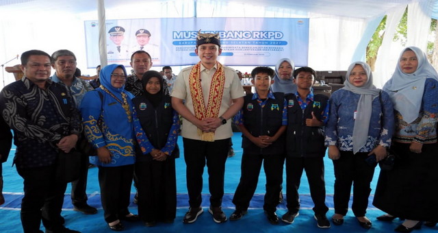 You are currently viewing Tiga Siswa SMPN Satap 2 Kalianda Dapat Tabungan Pendidikan dari Bupati Egi