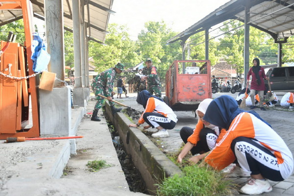 You are currently viewing Anggota Kodim Ponorogo dan Masyarakat Gotong Royong Bersihkan Lingkungan