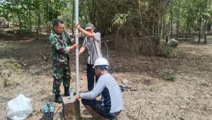 Read more about the article Babinsa dan Warga Banyukambang Gotong Royong Pasang Lampu Jalan