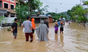 Read more about the article Cuaca Ekstrem Terjang Panggul, Babinsa dan TRC-PB Sigap Amankan Warga Wonocoyo