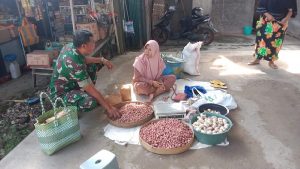 Read more about the article Bulan Puasa, Babinsa Kodim Ponorogo Pantau Stabilitas Harga Sembako
