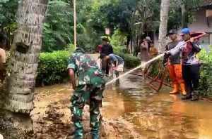 Read more about the article Hujan Deras Picu Banjir di Panggul Trenggalek, TNI dan Warga Gotong Royong Bersihkan Lumpur