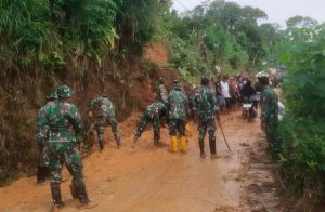 Read more about the article Jalan Tertimbun Longsor, Anggota Kodim Ponorogo dan Rakyat Gerak Cepat Atasi