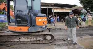 Read more about the article Gubernur Mirza Tinjau Pemeliharaan  Ruas Jalan Metro – Kota Gajah