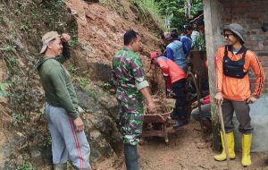 Read more about the article Hujan Deras Sebabkan Longsor di Kampak, Babinsa dan Warga Bergerak Cepat Bersihkan Material