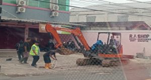 Read more about the article Pasca Banjir, Bupati Turunkan Alat Berat Bersihkan Drainase