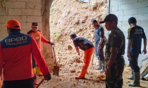 Read more about the article Hujan Deras Picu Longsor di Trenggalek, TNI–BPBD Sigap Bantu Warga Terbis