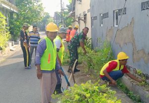 Read more about the article Babinsa dan Warga Sogaten Bersatu Bersihkan Saluran Air, Cegah DBD Sejak Dini