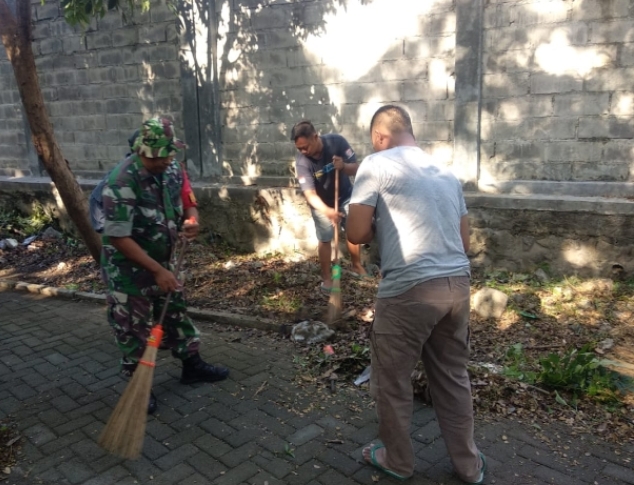 You are currently viewing Sentuhan Tangan Babinsa dan Warga Nambangan Lor, Gotong Royong Hidupkan Kepedulian Lingkungan