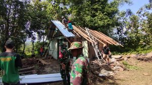 Read more about the article Di Balik Dinding Rapuh, Tumbuh Kepedulian: TNI dan Warga Banjarsari Kulon Bedah Rumah Ibu Sumarlih