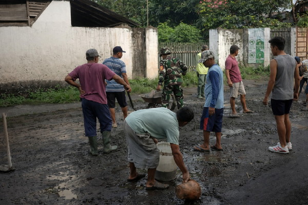 You are currently viewing Semangat Gotong Royong, Sertu Aris Bersama Warga Cor Jalan Rusak