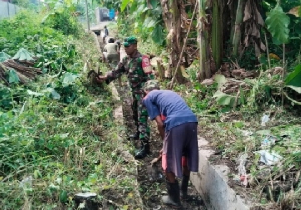 You are currently viewing Musim Hujan Tiba, Babinsa dan Warga Sogaten Bersatu Bersihkan Saluran Air