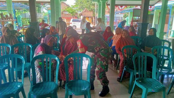 Read more about the article Optimalisasi Layanan, Babinsa Kodim Ponorogo Pendampingan Posyandu ILP