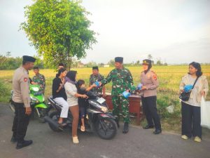 Read more about the article Forkopimcam Boyolangu Gelar Bagi Takjil dan UMKM Pangan Murah, Perkuat Kepedulian Sosial di Bulan Ramadhan