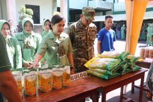 Read more about the article Bantu Stabilkan Harga Jelang Lebaran, Kodim Tulungagung Gelar Bazar Murah