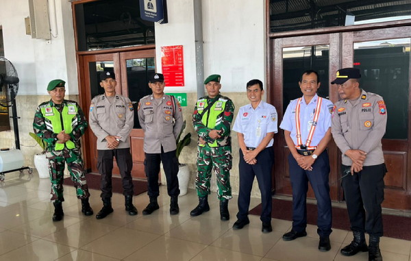 You are currently viewing Siaga Lebaran, Prajurit Kodim 0803/Madiun Perkuat Pengamanan di Stasiun Kota Madiun