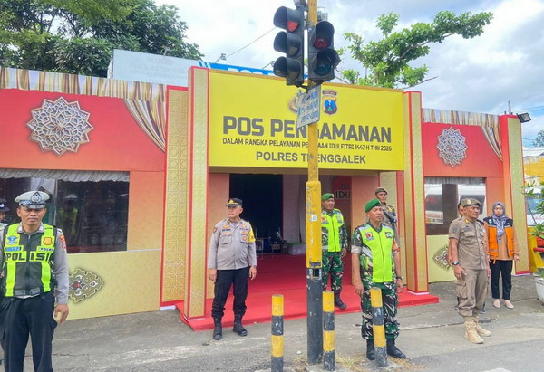 You are currently viewing Sinergi TNI-Polri dan Relawan di Durenan, Jaga Kelancaran Arus Mudik Lebaran