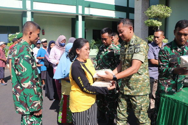 Read more about the article Perkuat Kebersamaan Ramadan, Kodim 0807 Tulungagung Salurkan Zakat Fitrah