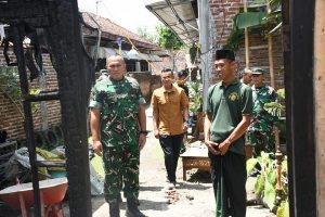 Read more about the article Rumah Anggotanya Ludes Terbakar, Danrem Untoro Beri Bantuan