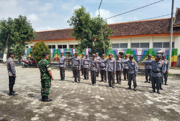 You are currently viewing Jelang Mudik Lebaran, Babinsa Pulerejo Bekali Linmas Keterampilan Pengamanan Desa