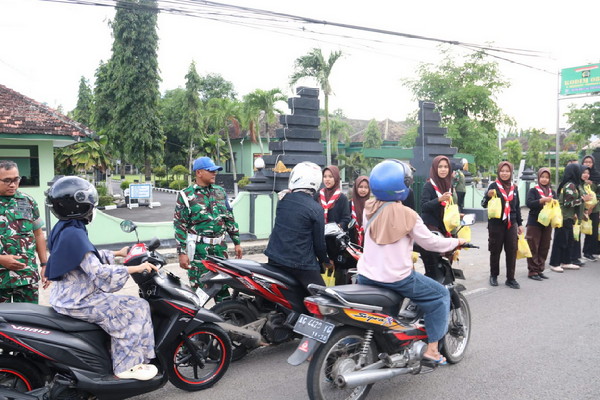 You are currently viewing Pramuka Saka Wira Kartika Kodim 0806/Trenggalek Tebar Kepedulian Lewat Ramadan Berbagi Takjil
